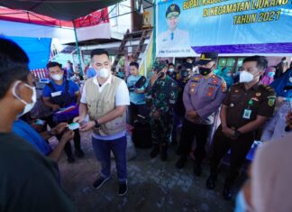 Bupati Pangkep Muhammad Yusran Lalogau memberikan kartu BPJS untuk masyarakat pulau Kecamatan Tangaya (Pangkep.terkini.id).