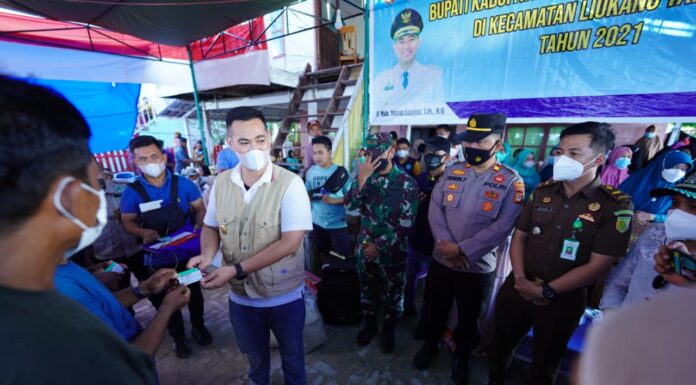 Soal Jamuan Warga ke Pejabat, Bupati Pangkep MYL: Ada Jamuan Allhamdulillah, Tidak Ada Jamuan Tidak Masalah Bupati Pangkep Muhammad Yusran Lalogau memberikan kartu BPJS untuk masyarakat pulau Kecamatan Tangaya (Pangkep.terkini.id).