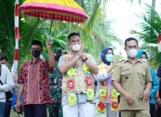 Bupati Pangkep Muhammad Yusran Lalogau bersama Ketua TP PKK Pangkep Nurlita Wulan Purnama dan rombongan direncanakan sepekan melakukan kunjungan kerja di pulau Kecamatan Tangaya. Dalam kunjungan tersebut rombongan Bupati Pangkep pertama kali tiba dan mengunjungi masyarakat pulau di Desa Sabaru Kecamatan Tangaya.(Terkini.id, Pangkep).