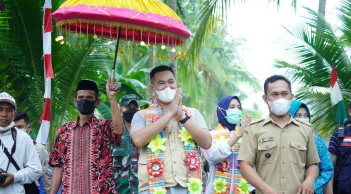 Bupati Pangkep Muhammad Yusran Lalogau bersama Ketua TP PKK Pangkep Nurlita Wulan Purnama dan rombongan direncanakan sepekan melakukan kunjungan kerja di pulau Kecamatan Tangaya. Dalam kunjungan tersebut rombongan Bupati Pangkep pertama kali tiba dan mengunjungi masyarakat pulau di Desa Sabaru Kecamatan Tangaya.(Terkini.id, Pangkep).