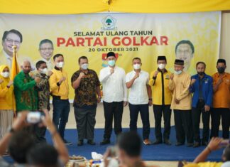 Bupati Pangkep Muhammad Yusran Lalogau (tengah) saat menghadiri acara peringatan HUT ke-57 partai Golkar, yang digelar oleh pengurus DPD II partai Golkar Pangkep, di aula rujab bupati, Rabu, 20 Okotber 2021.(Pangkep.terkini.id).