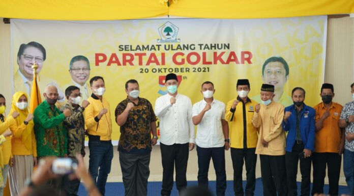 Bupati Pangkep Muhammad Yusran Lalogau (tengah) saat menghadiri acara peringatan HUT ke-57 partai Golkar, yang digelar oleh pengurus DPD II partai Golkar Pangkep, di aula rujab bupati, Rabu, 20 Okotber 2021.(Pangkep.terkini.id).