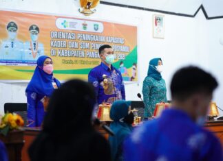 Kepala Dinas Kesehatan Pangkep Herlina, BUpati Pangkep Muhammad Yusran Lalogau (tengah) dan Ketua TP PKK Pangkep Nurlita Wulan Purnama dalam kegiatan peningkatan kapasitas tenaga Posyandu di Kabupaten Pangkep.(Pangkep.terkini.id).