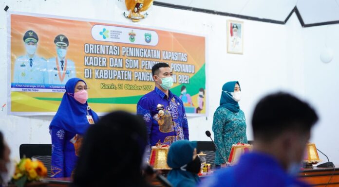 Tingkatkan Layanan Posyandu, Bupati Pangkep MYL : Posyandu Harus Aktif dalam Penurunan Stunting Kepala Dinas Kesehatan Pangkep Herlina, BUpati Pangkep Muhammad Yusran Lalogau (tengah) dan Ketua TP PKK Pangkep Nurlita Wulan Purnama dalam kegiatan peningkatan kapasitas tenaga Posyandu di Kabupaten Pangkep.(Pangkep.terkini.id).