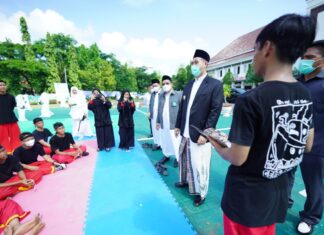 Pemerintah Kabupaten Pangkep memperingati Hari Santri Nasional 2021, upacara tersebut langsung dipimpin Bupati Pangkep Muhammad Yusran Lalogau (MYL), di halaman kantor bupati Pangkep, Jumat, 22 Okotober 2021.(Pangkep.terkini.id).l