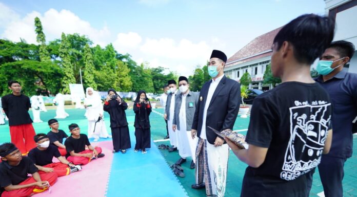 Hari Santi Nasional 2021, Bupati Pangkep: Pesantren Bukan Hanya Sebagai Pendidikan Tetapi Dakwah dan Pemberdayaan Masyarakat Pemerintah Kabupaten Pangkep memperingati Hari Santri Nasional 2021, upacara tersebut langsung dipimpin Bupati Pangkep Muhammad Yusran Lalogau (MYL), di halaman kantor bupati Pangkep, Jumat, 22 Okotober 2021.(Pangkep.terkini.id).l