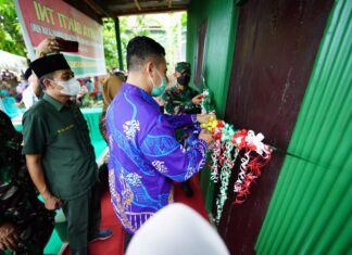 Bupati Pangkep Muhammad Yusran Lalogau, saat menghadiri penyerarahan rumah yang telah dibedah, Kamis, 21 Oktober 2021, kemarin, di Desa Manakku Kecamatan Labakkang.(Pangkep.terkini.id.).