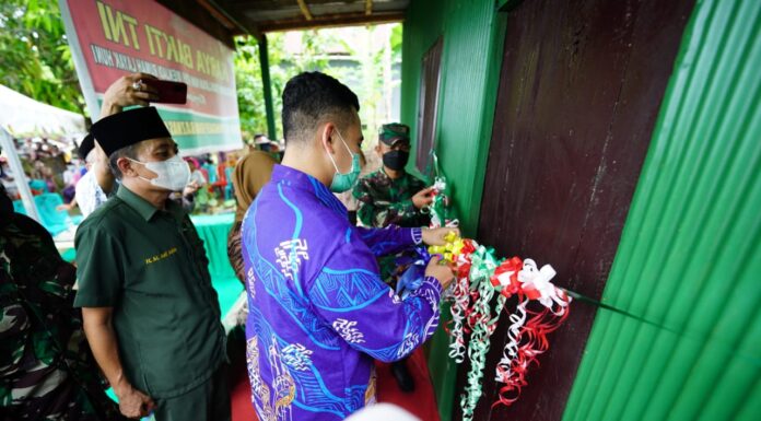 Bupati Pangkep Muhammad Yusran Lalogau, saat menghadiri penyerarahan rumah yang telah dibedah, Kamis, 21 Oktober 2021, kemarin, di Desa Manakku Kecamatan Labakkang.(Pangkep.terkini.id.).