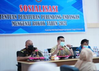 Bupati Pangkep Muhammad Yusran Lalogau (tengah) saat kegiatan sosialisasi kawasan tanpa rokok.(Pangkep.terkini.id)