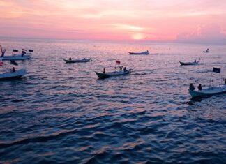 Puluhan nelayan di Kecamatan Kalmas menyambut kedatangan rombongan Bupati Kabupaten Pangkep Muhammad Yusran Lalogau yang mengendarai Kapal Layar Motor (KLM) Tiara Mandiri Wanua Adventure..(Badauni AP/Pangkep.terkini.id).