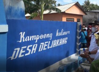 Bupati Pangkep Muhammad Yusran Lalogau, meresmikan tempat kuliner Desa Dewakang. (Badauni AP/Pangkep.terkini.id).