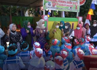 Ketua Tim Penggerak Pemberdayaan dan Kesejahteraan Keluarga Kabupaten Pangkep Nurlita Wulan Purnama, bersama Kepala Dinas Kesehatan Pangkep Herlina dan Persatuan Dokter Gigi Indonesia Cabang Pangkep memanfaatkan bermain bersama anak-anak Pendidikan Anaka Usia Dini yang ada di Desa Dewakang saat menemani kunjungan Bupati Kabupaten Muhammad Yusran Lalogau di pulau Kecamatan Kalmas(Badauni AP/Pangkep.terkini.id).