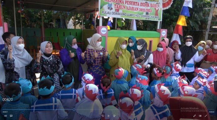 Kunjungan ke Pulau Kalmas Nurlita Bermain bersama Anak-Anak PAUD Desa Dewakang Ketua Tim Penggerak Pemberdayaan dan Kesejahteraan Keluarga Kabupaten Pangkep Nurlita Wulan Purnama, bersama Kepala Dinas Kesehatan Pangkep Herlina dan Persatuan Dokter Gigi Indonesia Cabang Pangkep memanfaatkan bermain bersama anak-anak Pendidikan Anaka Usia Dini yang ada di Desa Dewakang saat menemani kunjungan Bupati Kabupaten Muhammad Yusran Lalogau di pulau Kecamatan Kalmas(Badauni AP/Pangkep.terkini.id).