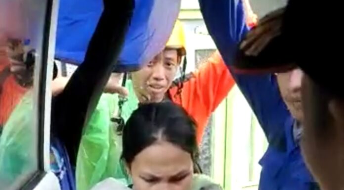 Banjir Pangkep, Tim Evakuasi Sejumlah Lansia dan Anak Kecil di Area Perumahan Evakuasi Banjir