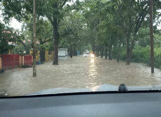 Banjir dengan ketinggian lutut orang dewasa  menggenangi ruas jalan dan sejumlah rumah warga di Kabupaten Pangkep.(Pangkep.terkini.id).
