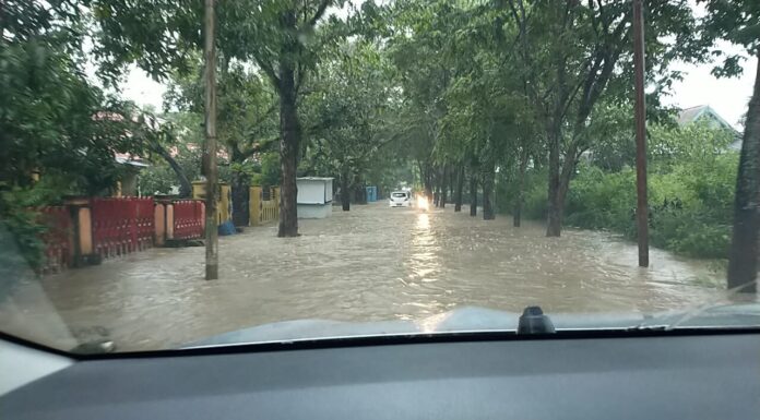 Banjir Genangi Empat Kecamatan dan Sejumlah Rumah Warga di Pangkep Banjir dengan ketinggian lutut orang dewasa  menggenangi ruas jalan dan sejumlah rumah warga di Kabupaten Pangkep.(Pangkep.terkini.id).