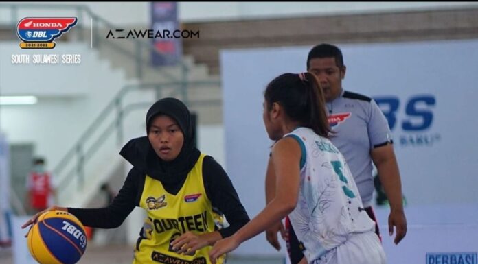Fachruddin saat memimpin pertandingan di Honda DBL SOUTH SULAWESI SERIES 2021-2022.(Azawear.com)