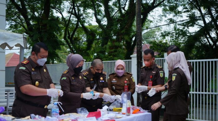 Kejari Pangkep Musnahkan Sejumlah Barang Bukti Perkara Termasuk Narkotika Kejari Pangkep