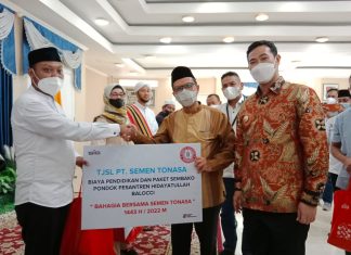 Dirut PT Semen Tonasa, Mufti Arimurti bersama Bupati Pangkep, Muhammad Yusran Lalogau memberikan bantuan paket sembako ramadan di Rujab Bupati Pangkep, Kamis (21/4/2022).(Pangkep.terkini.id).