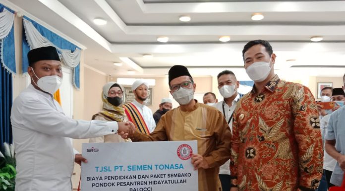 PT Semen Tonasa Bagikan 6.725 Paket Sembako Ramadan untuk Masyarakat Pangkep dan Petugas Kebersihan Dirut PT Semen Tonasa, Mufti Arimurti bersama Bupati Pangkep, Muhammad Yusran Lalogau memberikan bantuan paket sembako ramadan di Rujab Bupati Pangkep, Kamis (21/4/2022).(Pangkep.terkini.id).