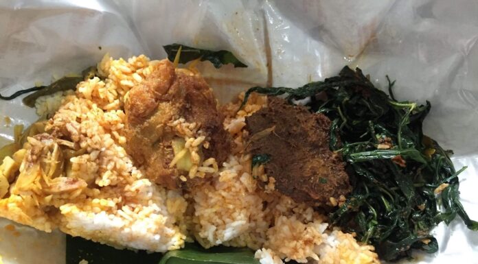 RM Ampera Padang, Kini Hadir di Pinggir Sungai Kali Bersih dan Tugu Bambu Runcing Pangkep Nasi Padang