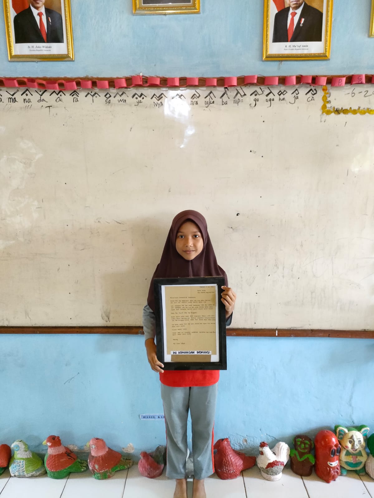 Bahagianya Siswa SD ini Sampai Membingkai Balasan Surat Bupati Pangkep dengan Tulisan 'Ini Kenangan Indahku'