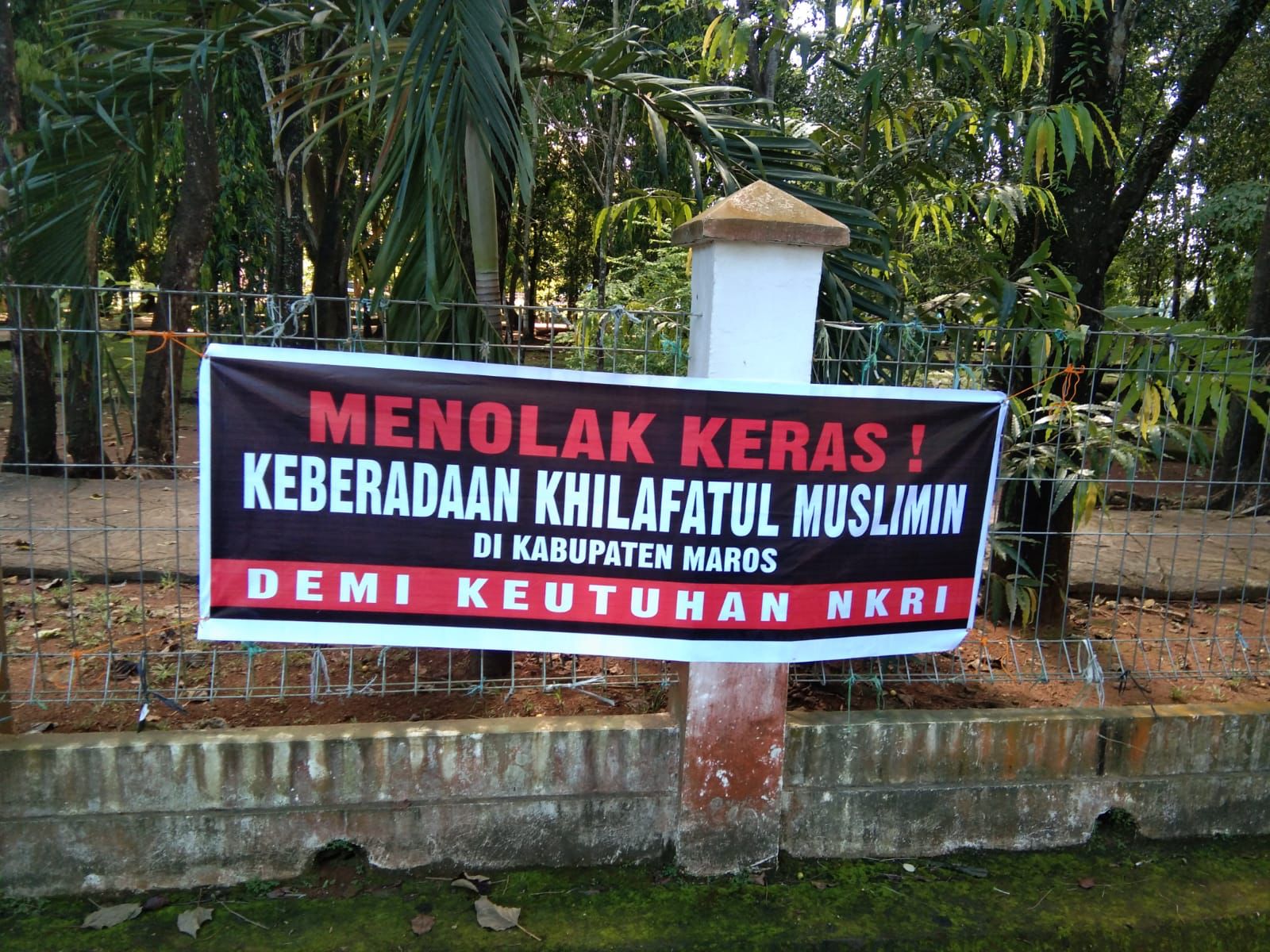 Spanduk Penolakan Khilafatul Muslimin Terpasang di Kabupaten Maros