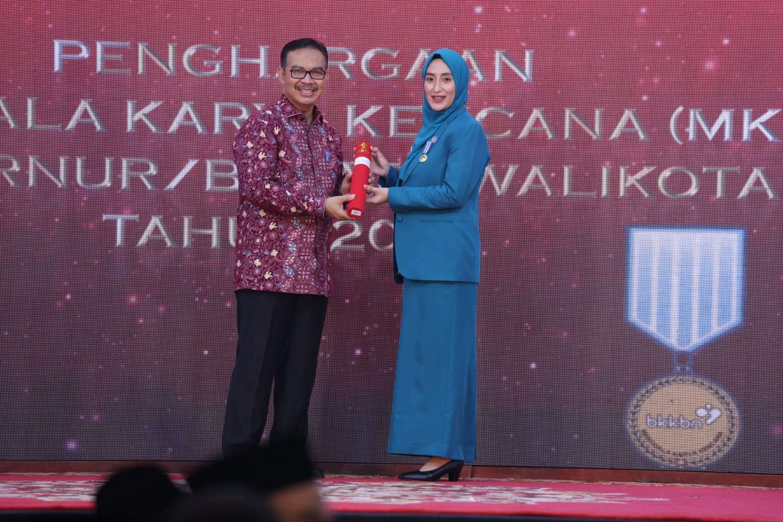 Bupati dan Ketua TP PKK Pangkep Raih Penghargaan Manggala Karya Kencana Sebagai Sosok Dedikasi